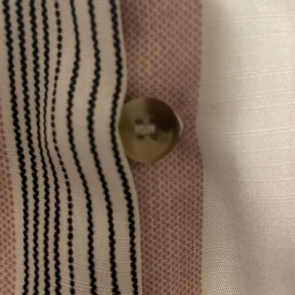 Casual women’s button down blouse. Great for work or brunch/lunch in the Spring. - Picture 4 of 4